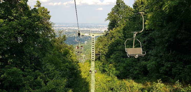 Libegő Budapesten, repülő székekkel Budapest felett a János-hegyen