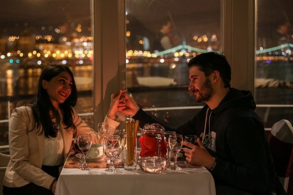 Valentin-napi hajókirándulás Budapesten gyertyafényes svédasztalos vacsorával, élőzenével