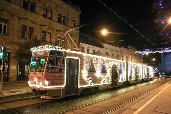 Adventi villamos Miskolc 2024. Idén Csipkerózsika kastélyaként gurul ki a Miskolci Adventi Villamos