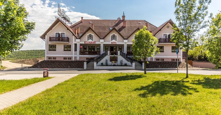 M1 Szekér Csárda Hotel és Étterem Óbarok