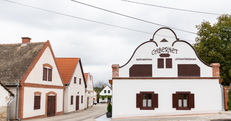 Cabernet Borturisztikai Látogatóközpont Hajós