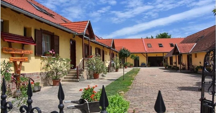 Szuppi Ifjúsági Szálló, Erdei Iskola és Lovasudvar Egyházaskozár