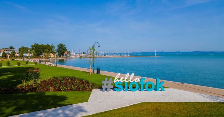  Irány augusztusban is Siófok, a nyár fővárosa!  Felejthetetlen vízi és parti élmények, pezsgő vízparti hangulat!   