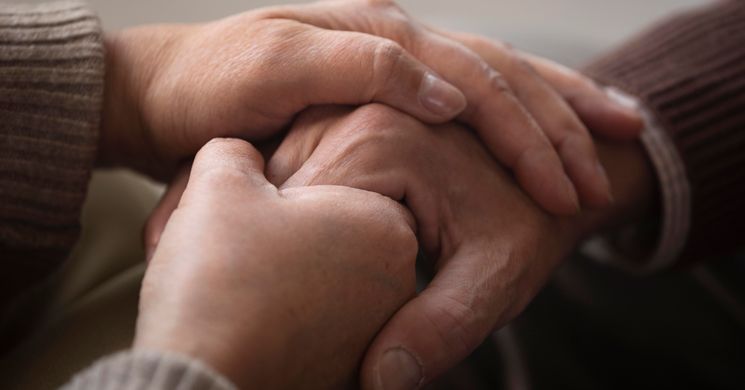 Utazás helyett gondoskodás: hogyan segít az Értéksziget, ha a nyaralás helyett az ápolás került előtérbe?