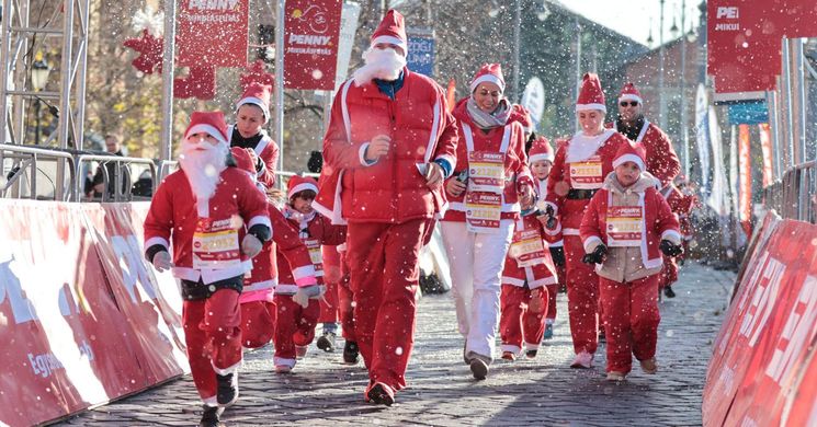 Rekordlétszámú Mikulás lepi el Budapestet: A tél egyik leglátványosabb eseménye jubilál