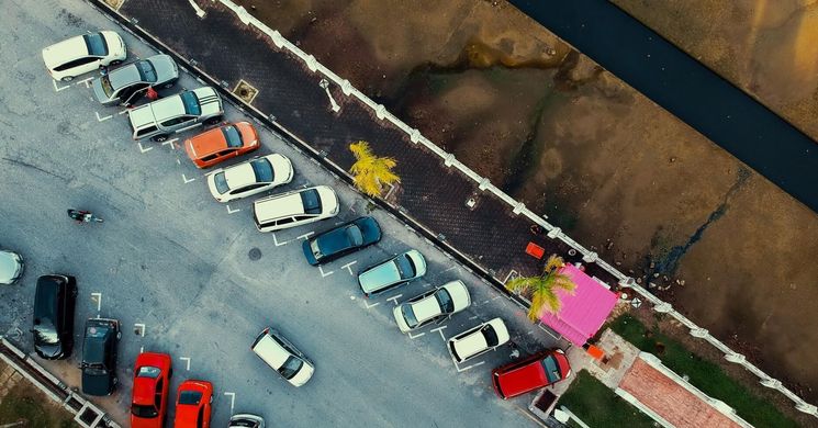 Így találd meg a legjobb parkolót a reptéren
