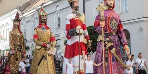 Óriásbábok és koncertek az Országzászló téren 2025. Királyok a Belvárosban szombatonként a Székesfehérvári Királyi Napok előtt