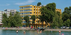 Balatoni családi nyaralás Siófokon vízparti szállodánkban a sétányon