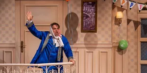 Pletykafészek - bohózat | Veres 1 Színház