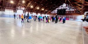 Korcsolya oktatás Békéscsaba 2025. Tanuljatok meg korcsolyázni a Csabai Rendezvénypajtában!