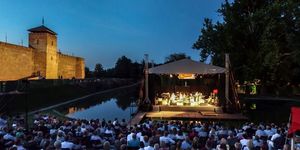Gyulai kulturális programok 2025. Színházi előadások a Várszínházban és a Művelődési Házban