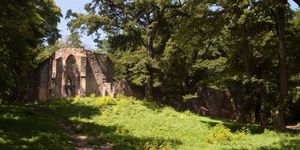 Salföldi pálos kolostor látogatás, a pálos kolostrorrom és erdei pihenőhelyen a Káli-medencében
