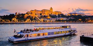 Budapesti esti hajózás 2025. Csodálja meg Budapest híres nevezetességeit esti városnéző hajónkon!