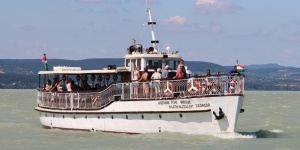 Balatonkenesei nyári sétahajózás a Balatoni Hajózás hajóival a balatonkenesei hajókikötőből 2019 Balatonkenesei nyári sétahajózás a Balatoni Hajózás hajóival a balatonkenesei hajókikötőből 2019