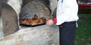 Vadmalac kemencében Balatonfenyvesen a Hubertus Hof Landhotel Minőségi Díjas éttermében Vadmalac kemencében Balatonfenyvesen a Hubertus Hof Landhotel Minőségi Díjas éttermében