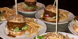 Balatoni hamburger különlegességek! BBQ és Classic Burger duplahússal a Hubertus Hof Étteremben Balatoni hamburger különlegességek! BBQ és Classic Burger duplahússal a Hubertus Hof Étteremben