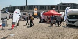 Lakókocsi, motor, szabadidő autó kiállítás 2019. Kalandjáró Kiállítás az Oldimer Show rendezvényen Lakókocsi, motor, szabadidő autó kiállítás 2019. Kalandjáró Kiállítás az Oldimer Show rendezvényen