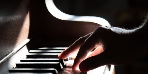 Budapesti szilveszteri koncert 2018. Szabó Marcell zongora estje a Rákoshegyi Bartók Zeneházban Budapesti szilveszteri koncert 2018. Szabó Marcell zongora estje a Rákoshegyi Bartók Zeneházban