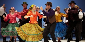 Folklór est Budapest. A Rajkó Együttes táncosai és zenészei az Aranytíz Kultúrházban