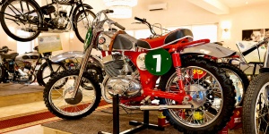 Oldtimer motor kiállítás a Balatonnál, veterán motorcsodák és motor ritkaságok páratlan gyűjteménye