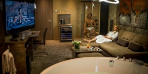 Luxus lakosztály jacuzzival, házimozi rendszerrel és blue ray lejátszóval wellness szállodánkban Luxus lakosztály jacuzzival, házimozi rendszerrel és blue ray lejátszóval wellness szállodánkban