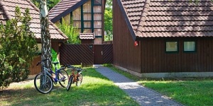 Balatoni faházas nyaralás, közvetlen vízparti wellness pihenés a Club Tihany Üdülőfaluban Balatoni faházas nyaralás, közvetlen vízparti wellness pihenés a Club Tihany Üdülőfaluban