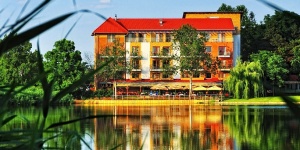 Október 23-ai hétvégi wellness pihenés fürdőbelépővel a gyopárosfürdői Hotel Corvus Aqua szállodában Október 23-ai hétvégi wellness pihenés fürdőbelépővel a gyopárosfürdői Hotel Corvus Aqua szállodában