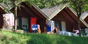 Romantikus hétvége vízparti faházban, balatoni bungalók foglalhatók a Club Tihanyban Romantikus hétvége vízparti faházban, balatoni bungalók foglalhatók a Club Tihanyban