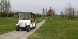 Bérelhető elektromos kisautó az Ópusztaszeri Nemzeti Történeti Emlékpark bebarangolására Bérelhető elektromos kisautó az Ópusztaszeri Nemzeti Történeti Emlékpark bebarangolására