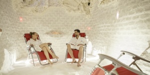 Wellness sóbarlang zenével és fényjátékkal minden egész órakor a Lepence Spa Fürdőben Visegrádon Wellness sóbarlang zenével és fényjátékkal minden egész órakor a Lepence Spa Fürdőben Visegrádon