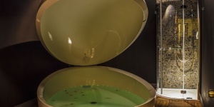 Holt-tengeri kezelés, lebegés sós vízben Visegrádon a Lepence Spa Wellness Fürdőben Holt-tengeri kezelés, lebegés sós vízben Visegrádon a Lepence Spa Wellness Fürdőben