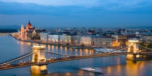 Zenés vacsora romantikus hajós városnézéssel Budapesten Zenés vacsora romantikus hajós városnézéssel Budapesten