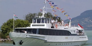 Balatonalmádi hajókikötőből nyári sétahajózás és hajókirándulás 2018 Balatonalmádi hajókikötőből nyári sétahajózás és hajókirándulás 2018