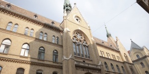 Budapesti templomtornyok, városnéző séta a Belváros rejtőzködő templomaihoz Budapesti templomtornyok, városnéző séta a Belváros rejtőzködő templomaihoz