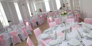 Esküvő Székesfehérváron, lakodalom és esküvő helyszín a belvárosi Hiemer-ház Rendezvényközpontban