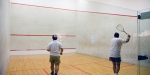 Squash a Balatonnál angol squash pályán, a vízparti wellness Club Tihany Hotel és Üdülőfaluban Squash a Balatonnál angol squash pályán, a vízparti wellness Club Tihany Hotel és Üdülőfaluban