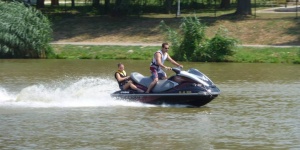 Jet-ski bérlés Győrben, 1 órás jet-ski-zés a Szigetközben 180 lóerős Jet-Skivel 1-4 fő részére Jet-ski bérlés Győrben, 1 órás jet-ski-zés a Szigetközben 180 lóerős Jet-Skivel 1-4 fő részére