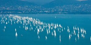 Kékszalag Balatonfüred 2019. Európa legnagyobb tókerülő vitorlásversenye Kékszalag Balatonfüred 2019. Európa legnagyobb tókerülő vitorlásversenye
