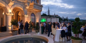 Eljegyzési buli a város felett történelmi helyszínen, elegáns környezetben, gyönyörű panorámával