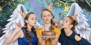 Születésnapi fotózás különböző őrült és vicces beállásokban, különleges 3D szülinapi buli