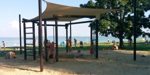 Zánkai strandolás kulturált szépen parkosított napozórészekkel, árnyékolt homokos játszóterekkel Zánkai strandolás kulturált szépen parkosított napozórészekkel, árnyékolt homokos játszóterekkel