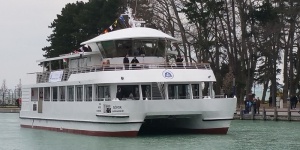 Balaton hajóbérleti díjak 2019. Nagyhajók, katamaránok, nosztalgiahajók, motoroshajók, vízibuszok Balaton hajóbérleti díjak 2019. Nagyhajók, katamaránok, nosztalgiahajók, motoroshajók, vízibuszok