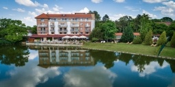 Tóparti esküvő helyszín Gyopárosfürdőn, a Hotel Corvus Aqua szállodában Tóparti esküvő helyszín Gyopárosfürdőn, a Hotel Corvus Aqua szállodában