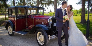 Esküvői fotózás Nyíregyháza mellett a Kállay-kúria csodálatos parkjában, oldtimer autóval és sofőrre Esküvői fotózás Nyíregyháza mellett a Kállay-kúria csodálatos parkjában, oldtimer autóval és sofőrre