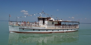 Balatonmáriafürdő hajókirándulás a nyáron 2019. Sétahajó járat és naplemente körút a főszezonban Balatonmáriafürdő hajókirándulás a nyáron 2019. Sétahajó járat és naplemente körút a főszezonban