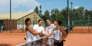 Tenisz a Balatonnál, fedett és salakos teniszpályák a Club Tihany Üdülőközpontban