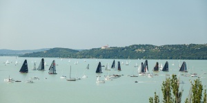 Kékszalag Balatonfüred 2025. Európa leghosszabb tókerülő vitorlásversenye