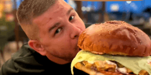 Burger evő verseny Békéscsaba 2025. Gyere el hozzánk, egy óriási burger és fél liter kóla vár!