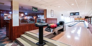 Bowlingozás Hajdúszoboszlón, a Barátság Hotel U-Pub-jában