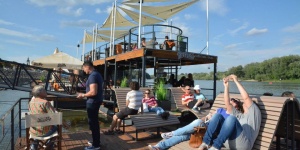 Riverside Szentendre, többfunkciós úszómű a Duna partján